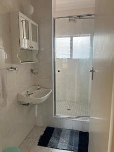 斯科特堡Dolphin View Self Catering的白色的浴室设有水槽和淋浴。