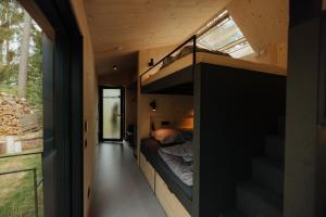 卢布明Cabin28的一间位于小房子的卧室,配有双层床