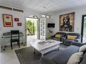 阿比让Gaïa's Garden B&B Abidjan的客厅配有沙发和桌子