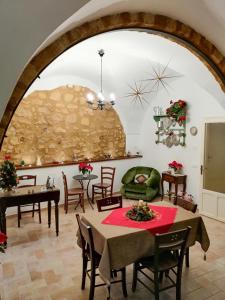桑布卡迪西奇利亚Le Stanze dell'Emiro的客厅设有桌椅和石墙