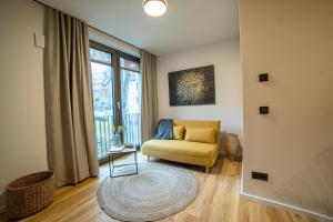 耶拿Anders Apartments的带沙发和窗户的客厅