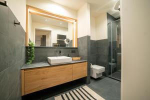 耶拿Anders Apartments的一间带水槽和淋浴的浴室