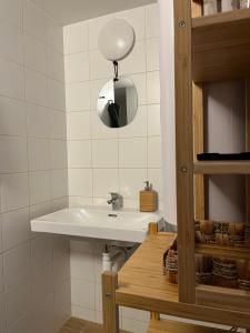 斯塔雷梅斯托Chaloupka Kunčice的浴室设有白色水槽和镜子