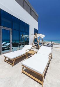马特鲁港Tolip Resort Paradise New- Alamein的两张床位于带大海背景的庭院。