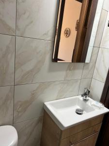 马克里尼撒Pilioritiko Spiti的一间带水槽和镜子的浴室