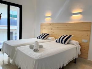 罗列特海岸Hotel Casa Mas的一间卧室设有两张床和大窗户