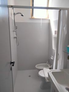 里米尼拉奎拉酒店的带淋浴、卫生间和盥洗盆的浴室