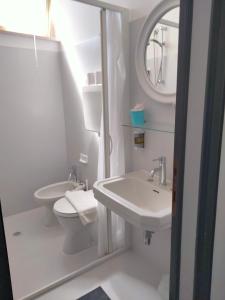 里米尼拉奎拉酒店的一间带水槽、卫生间和镜子的浴室