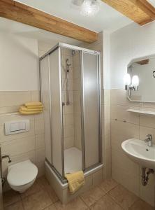爱尔福特Hotel Garni Melchendorf的带淋浴、卫生间和盥洗盆的浴室