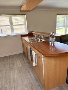 阿伯丁2 bed city centre executive apartment的厨房配有木制台面和水槽
