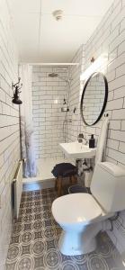 胡萨维克阿波尔旅馆的白色的浴室设有卫生间和水槽。