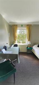 胡萨维克阿波尔旅馆的酒店客房设有两张床和窗户。
