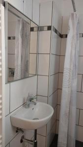 巴特施瓦尔陶Kleine Wohnung in Bad Schwartau的一间带水槽和镜子的浴室