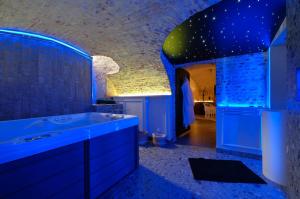 蒙斯Secret Jacuzzi Mons - Parking privé gratuit的蓝色的浴室设有浴缸和水槽