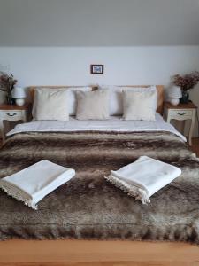米库洛夫Apartmán Mikulov的一张大床,上面有两条白色毛巾