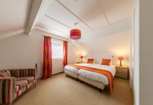 洪德洛波尔尼可餐厅酒店的一间卧室配有一张床和一张沙发