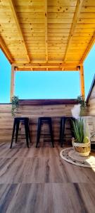 BliznatsiFour seasons apartment - Oasis beach resort的木天花板的客房内设有2张长椅