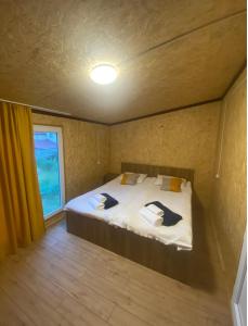 卡兹贝吉Mountain Hut的一间带床的卧室,位于带窗户的房间内