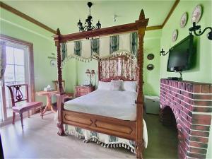 五结英格兰小古堡的一间卧室设有一张天蓬床和一个壁炉