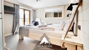 扎科帕内VILLA NOSAL - Zakopane的卧室配有带镜子的秋千床