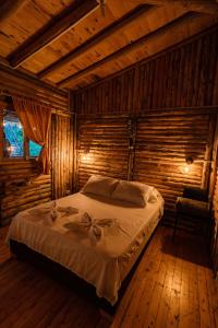 圣埃伦娜Alma Hotel Campestre的小木屋内一间卧室,配有一张床