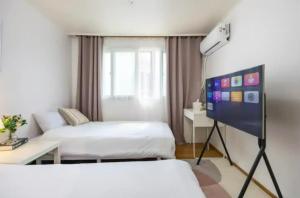 首尔Hongdae Stn 3min 3R 2F #Core Stay 201的酒店客房设有两张床和一台平面电视。