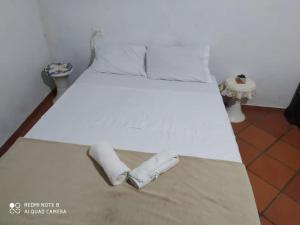 圣希尔Cabaña villa lola的房间里的一张床位,上面有两条毛巾