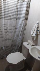 圣希尔Cabaña villa lola的浴室配有白色卫生间和盥洗盆。
