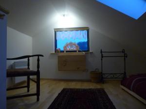 阿尔茨Khankah Samark的客厅设有壁挂式平面电视。
