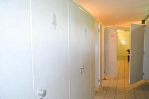 慕尼黑Munich Central Camping的浴室的走廊设有淋浴间