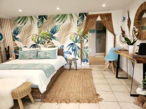勒博塞Le Nid Bleu的一间卧室配有一张带热带壁纸的床