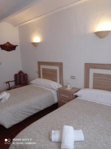 莱图尔Casa Rural Juan, el Zapa的酒店客房 - 带2张床和2条毛巾
