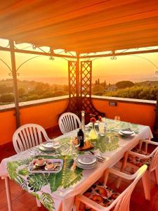 蒙泰斯库达伊奥Residence La Villa的一张桌子,上面放有盘子和一瓶葡萄酒