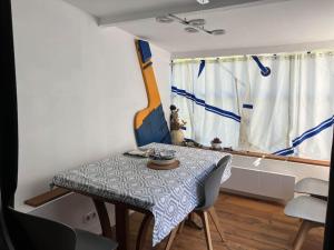 和尚岛Petite maison de pêcheur的窗户客房内的餐桌和椅子