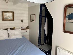 和尚岛Petite maison de pêcheur的一间卧室设有一张床和一个步入式淋浴间。