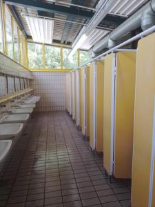 慕尼黑Munich Central Camping的公共厕所里的一排尿厕