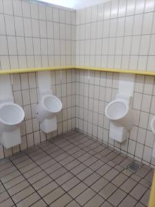 慕尼黑Munich Central Camping的浴室设有三排尿布,铺着瓷砖墙壁