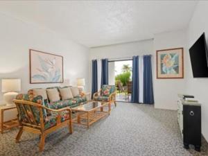 科纳Royal Sea Cliff Kona by OUTRIGGER的客厅配有沙发、椅子和电视