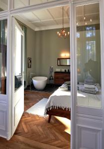 黑灵斯多夫Pineblue Villas的卧室配有床和浴缸