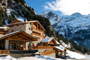 普拉洛尼昂拉瓦努瓦斯Lagrange Vacances Les Hauts de la Vanoise的雪中山间滑雪小屋
