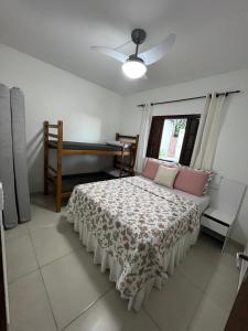 乌巴图巴Vista pro mar的一间卧室配有带粉红色枕头的床