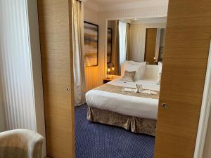 斯特拉斯堡Maison LUTETIA R的酒店客房,配有床和镜子