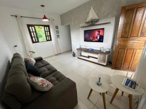 乌巴图巴Vista pro mar的带沙发和平面电视的客厅