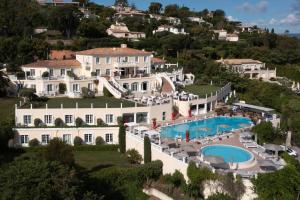 圣特罗佩Althoff Hotel Villa Belrose的享有大厦空中美景,设有游泳池