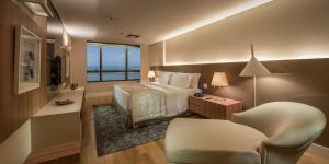 福塔莱萨格兰马奎斯酒店的配有一张床和一把椅子的酒店客房