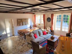 萨尔拉拉卡内达Manoir Petit Meysset的客厅配有沙发和桌子
