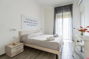 卡梅罗塔码头Ammare Bed & Breakfast的一间小卧室,配有一张床和一张书桌