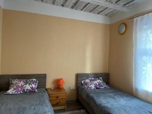 文茨皮尔斯Ostsee Apartments的一间卧室设有两张单人床和一个窗户。