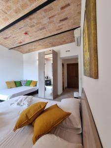 Rocca MassimaCASALE DEI PRIORI的一间卧室配有一张带黄色枕头的大床