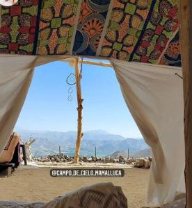 维库尼亚Campo de Cielo Mamalluca Valle de Elqui的帐篷下享有沙漠美景